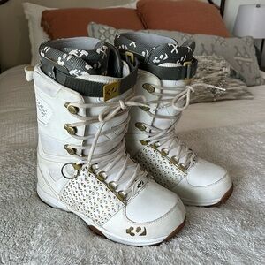 ThirtyTwo men’s Size 13 Lashed Snowboard Boots White Winter Outdoor